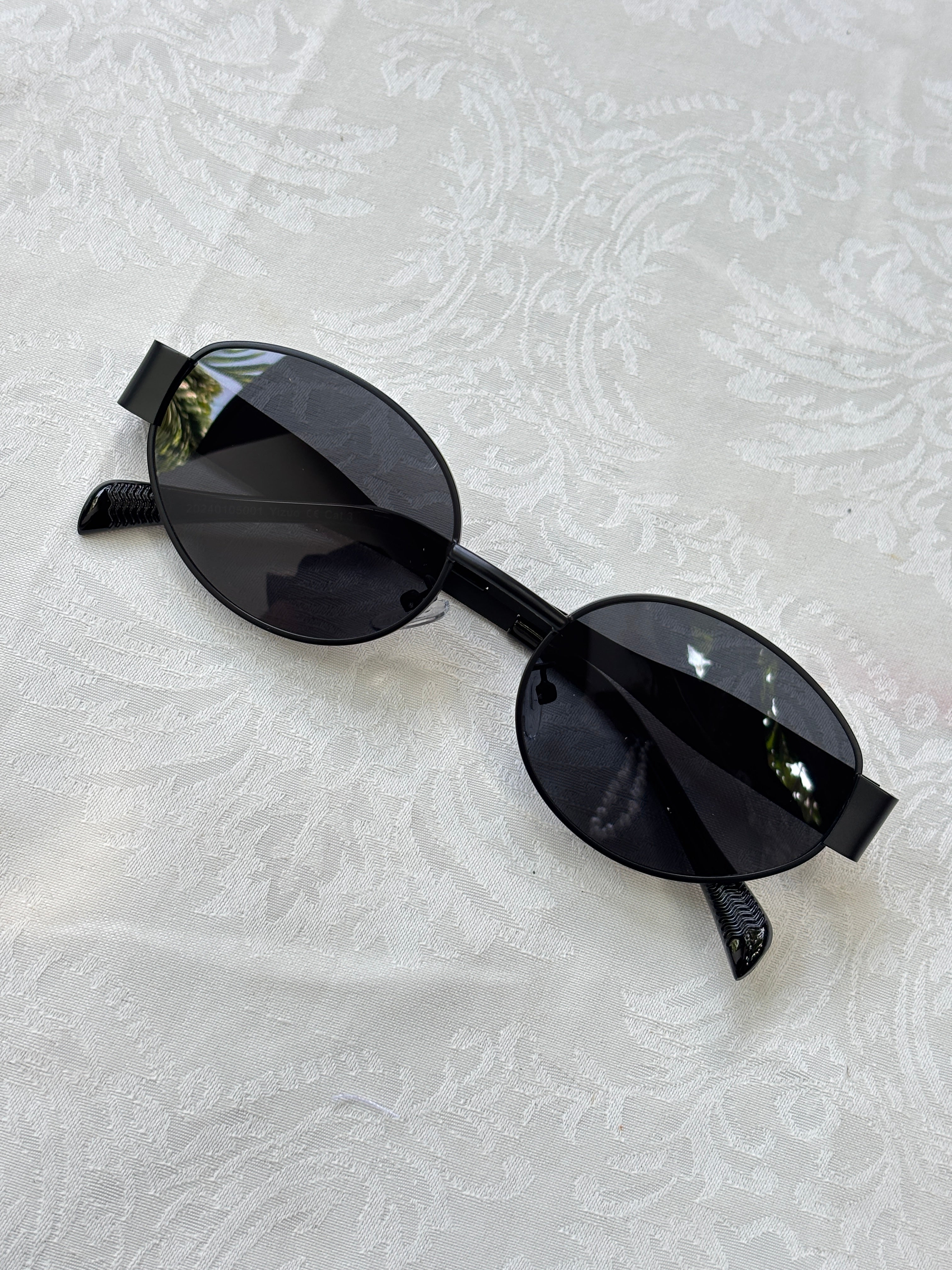 Classic Oval Sunglasses Black
